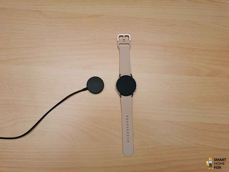 Samsung Galaxy Watch 4 и зарядное устройство к ним.
